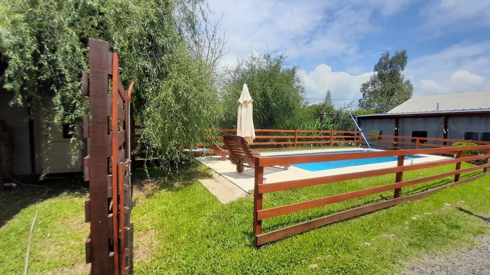 Pileta con deck y sombrilla de Las Mil y Una