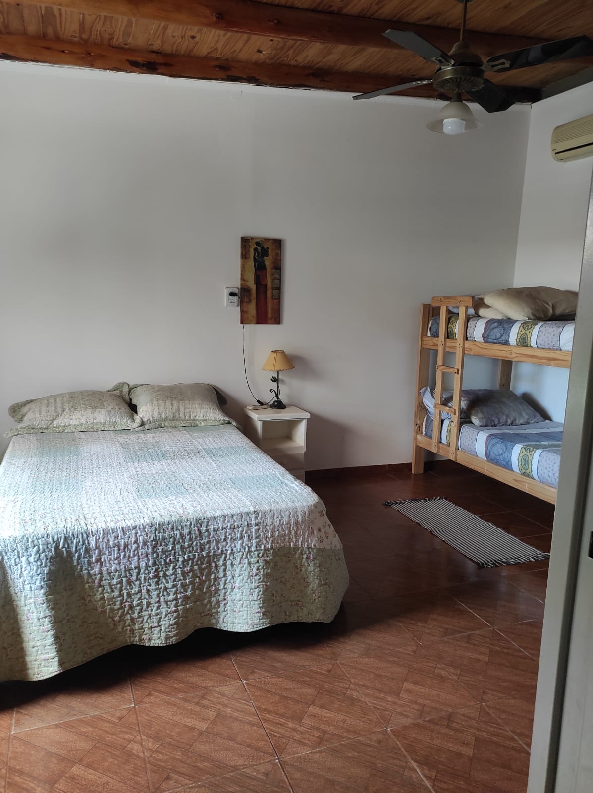 Dormitorio con cama doble y cucheta de Las Mil y Una